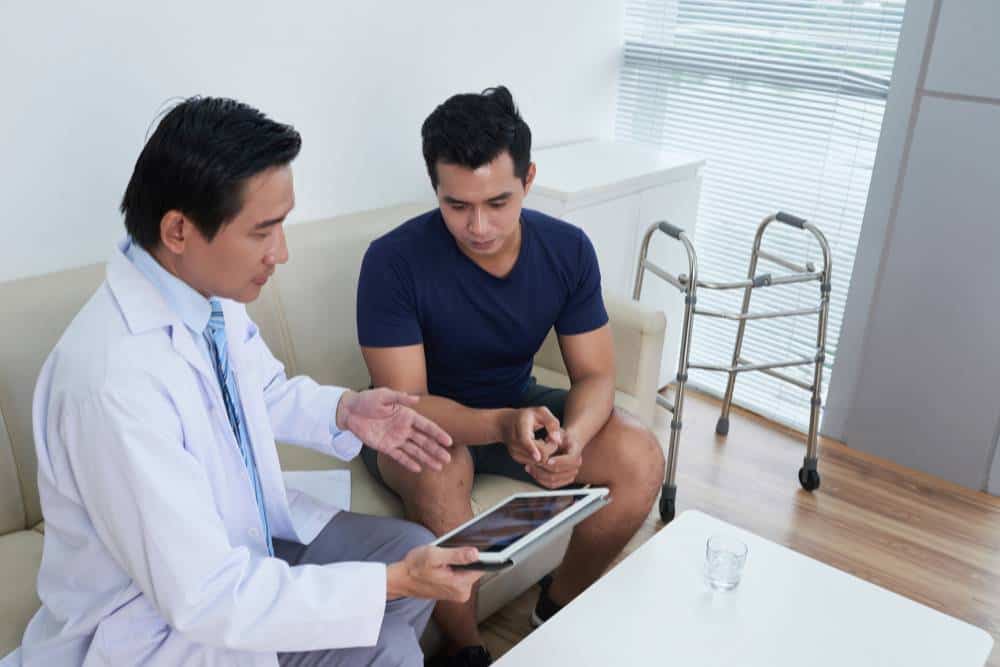 Doctor discussing a personalized recovery plan with a patient during cocaine detox in Reseda CA.