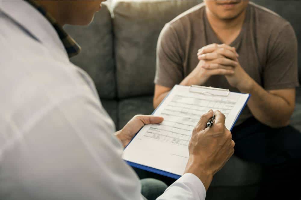 Doctor consulting with a patient during the admission process for Heroin Detox in Reseda CA.